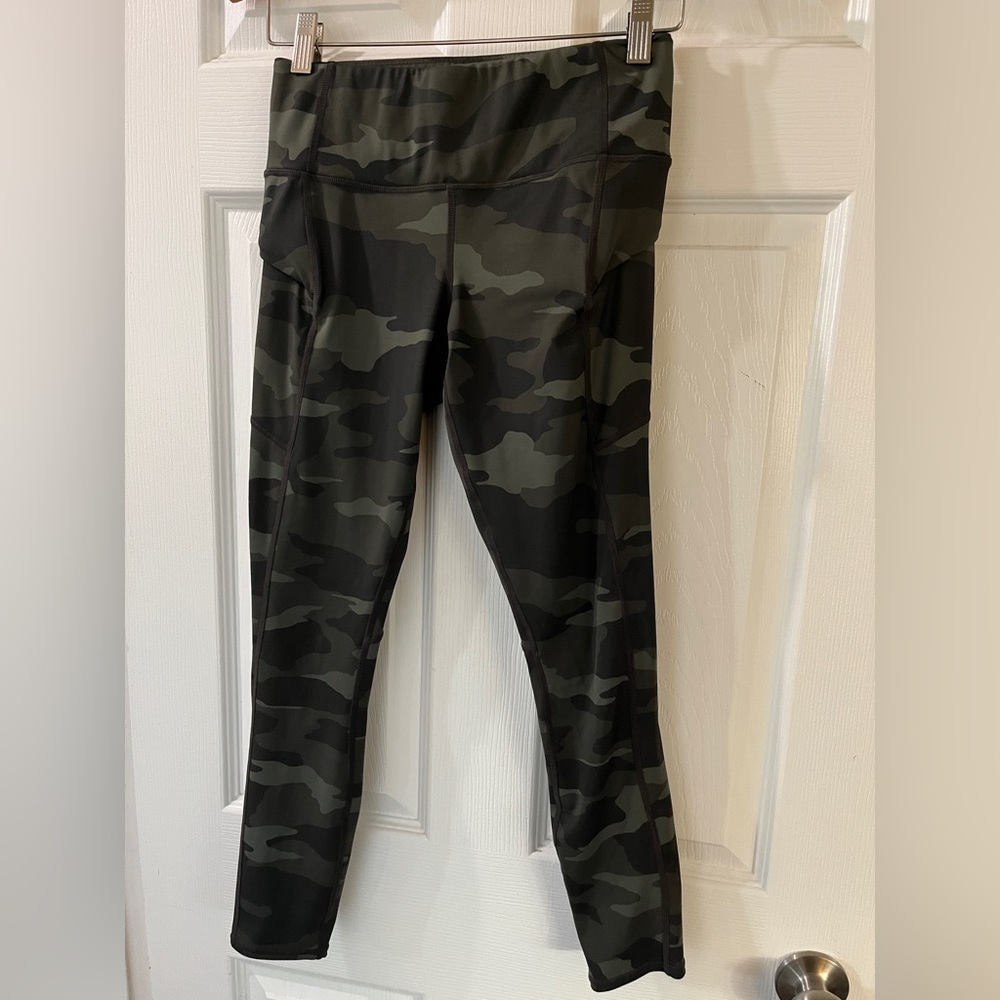 Athleta XS green camo cargo tight 7/8 length zippered pockets EUC